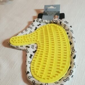 Greenbrier Kennel Club Dog Grooming Mitt (GBDM) Bone & Paw Themes. Free Shipping